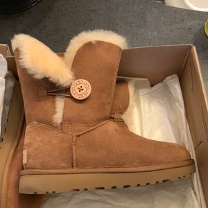 Authentic Ugg w Bailey Button II (chestnut) size 7
